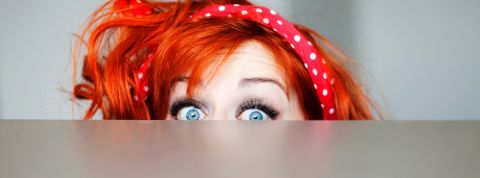 complexe jeune femme timide qui se cache