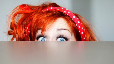 jeune femme timide qui se cache