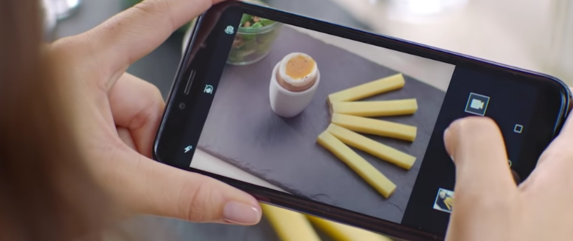 Connaissez-vous quelqu'un qui n'aime pas le Comté ? Un smartphone qui prend la photo d'un oeuf à la coque avec des lamelles de comté