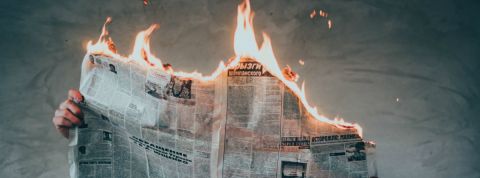 Déclin des médias : à qui profite le crime Journal qui brûle