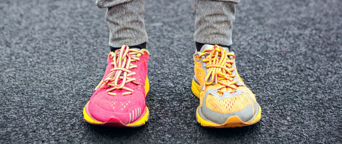 Pourquoi vous n'arrivez jamais à faire de choix Une personne portant deux baskets de couleur différente
