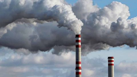 cheminées d'usine polluantes