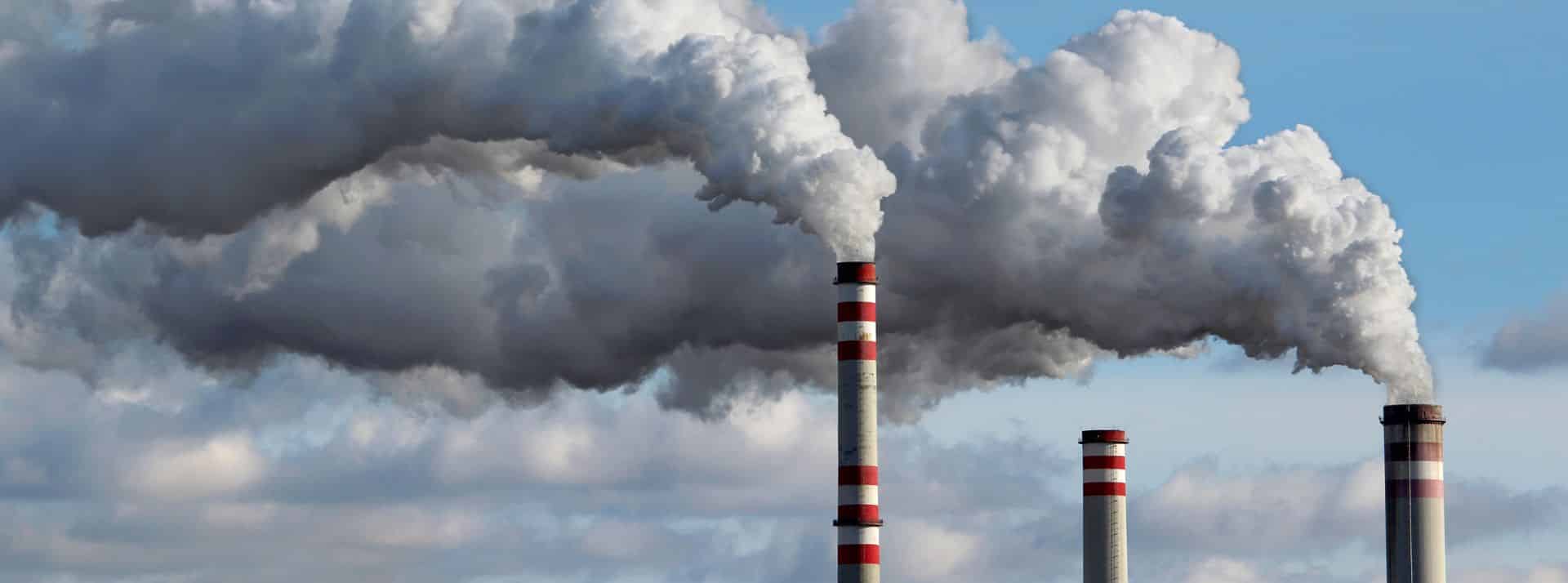 Gaz à effet de serre : les entreprises polluantes doivent changer de modèle - L'ADN cheminées d'usine polluantes