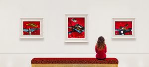 femme assise au musée devant des tableaux