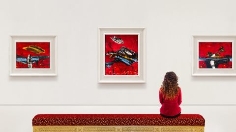 femme assise au musée devant des tableaux