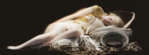 Tendance : ces chefs d’œuvres du passé qui fascinent marques et artistes contemporains femme allongée fond noir