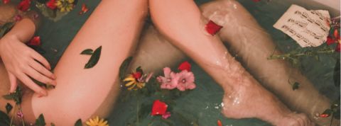 Pelotez-vous ! Le retour au toucher, tendance visuelle de l’année ? femme dans un bain de fleurs