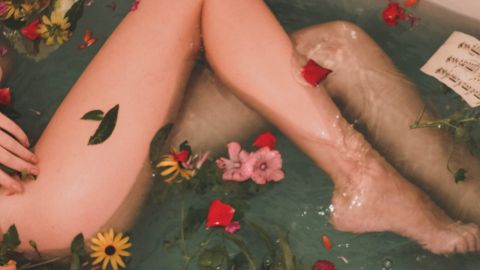 femme dans un bain de fleurs
