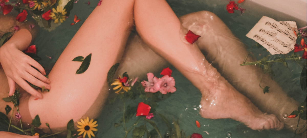 Pelotez-vous ! Le retour au toucher, tendance visuelle de l’année ? femme dans un bain de fleurs