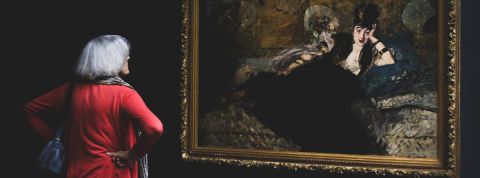 Burn-out, stress, anxiété… une visite au musée peut-elle guérir les maux du bureau ? femme tableau musée