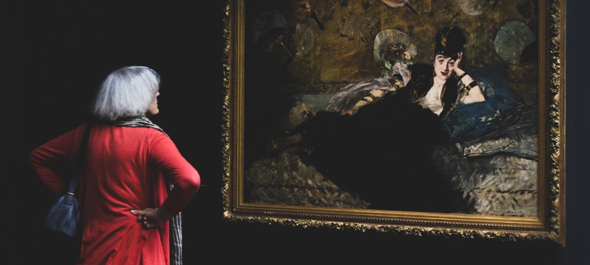 Burn-out, stress, anxiété… une visite au musée peut-elle guérir les maux du bureau ? femme tableau musée