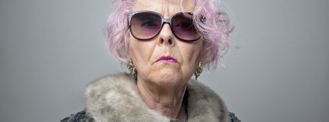 L’humour dans la relation client sur les réseaux sociaux : la fausse bonne idée femme aux cheveux roses