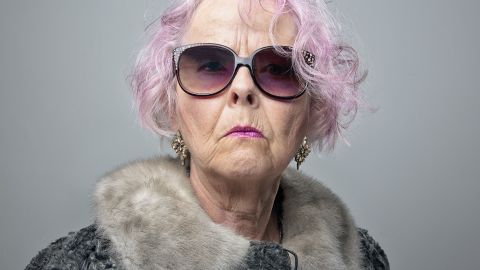 femme aux cheveux roses