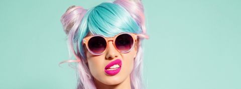 fomo peur engagement femme gênée aux cheveux colorés