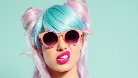 femme gênée aux cheveux colorés