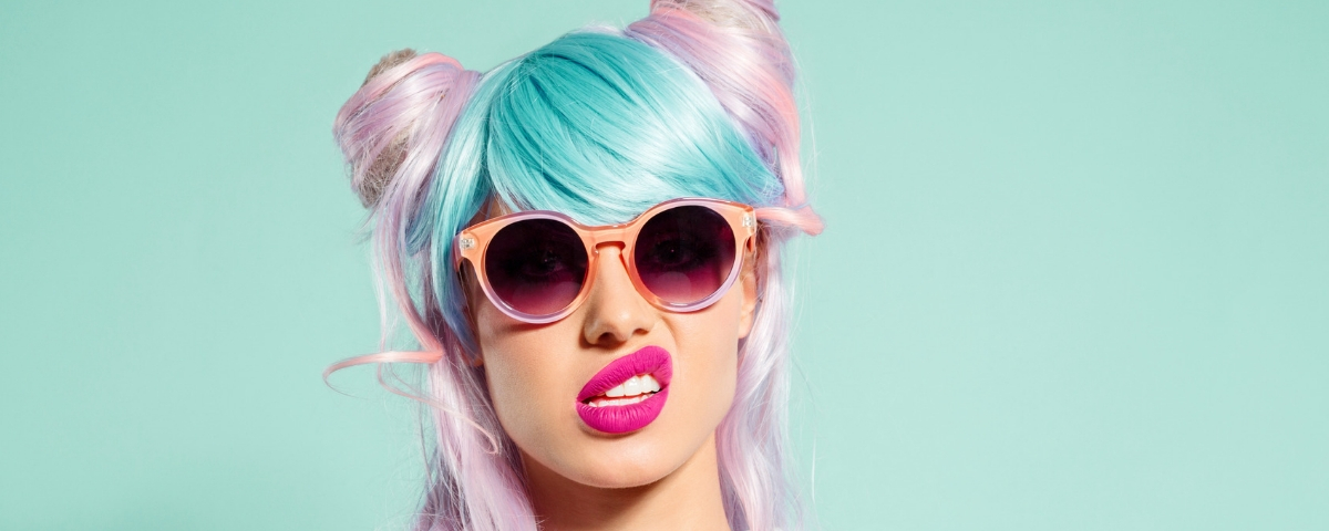 fomo peur engagement femme gênée aux cheveux colorés