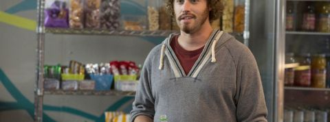 Pourquoi les boîtes de la tech n'auront plus le droit d'offrir de la nourriture gratuite aux employés Erlich Bachman, dans la série Silicon Valley, en train de boire une boisson devant un stand de nourriture