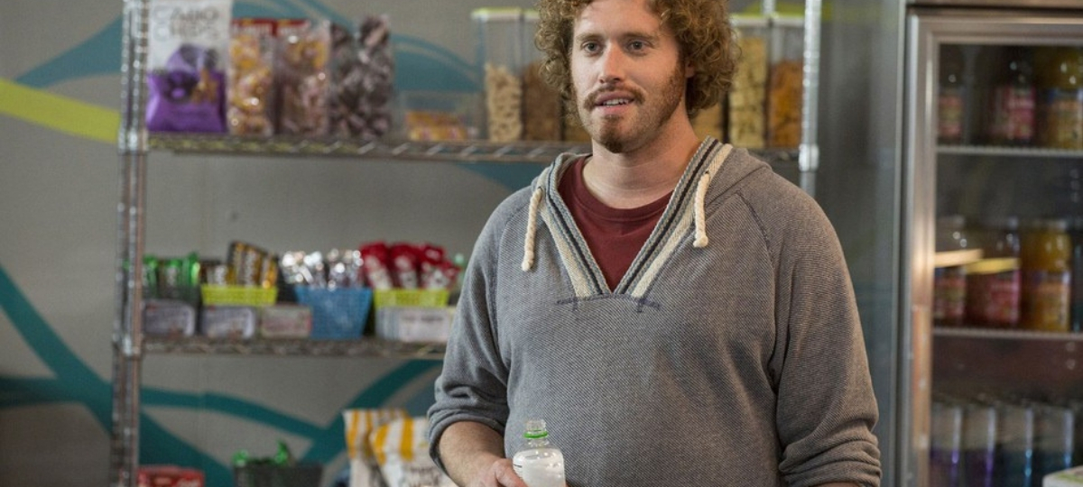 Pourquoi les boîtes de la tech n'auront plus le droit d'offrir de la nourriture gratuite aux employés Erlich Bachman, dans la série Silicon Valley, en train de boire une boisson devant un stand de nourriture