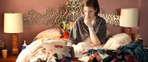 Une scène de la série Girls dans laquelle Hannah travaille dans son lit, avec son ordinateur