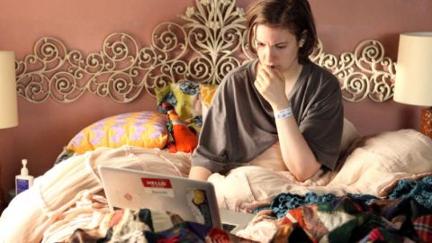 Pas besoin de s'appeler Richard Branson pour réussir à s'organiser Une scène de la série Girls dans laquelle Hannah travaille dans son lit, avec son ordinateur