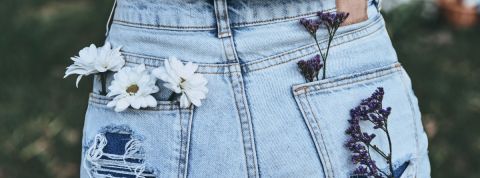 Recyclez vos vieux jeans en isolant thermique Une paire de jeans sur une femme de dos