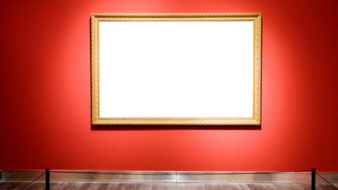 un cadre vide dans une salle de musée