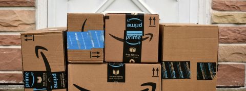 paquets amazon paquets livraison amazon devant une maison