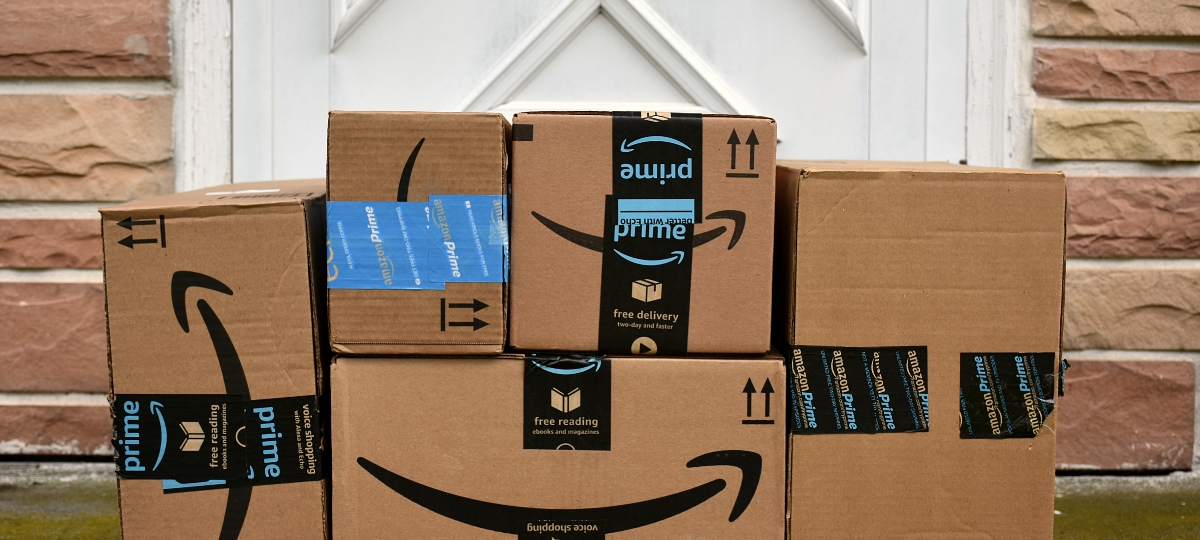 paquets amazon - L'ADN paquets livraison amazon devant une maison