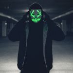 un homme dans un parking avec un masque