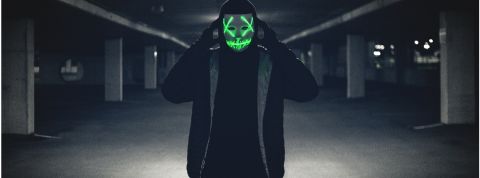 Vous avez de fortes chances d'être attaqué un homme dans un parking avec un masque