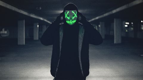 un homme dans un parking avec un masque