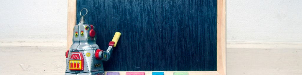 un robot devant un tableau noir