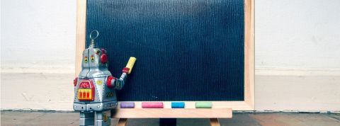 comment bien éduquer les IA un robot devant un tableau noir