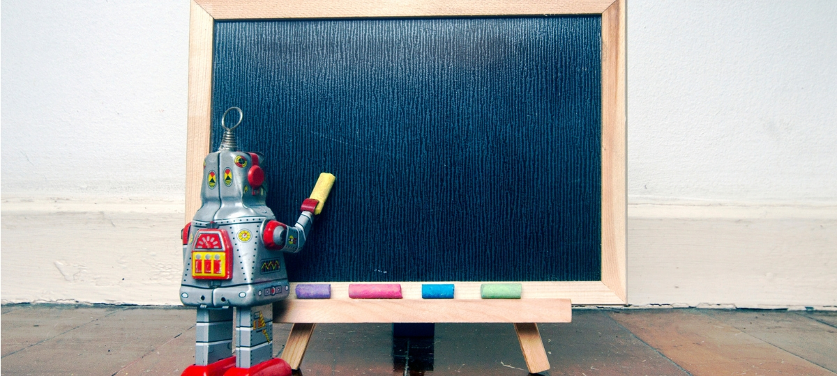 comment bien éduquer les IA un robot devant un tableau noir