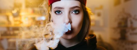 Le phénomène Juul aux Etats-Unis Une adolescente avec de la fumée