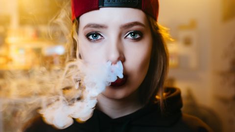 Une adolescente avec de la fumée