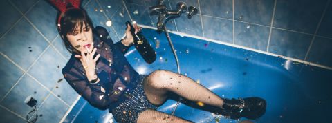 start up stalk baby sitters Une femme boit et fume dans une baignoire