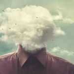 Un homme dont la tête a été remplacée par des nuages