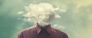 Un homme dont la tête a été remplacée par des nuages