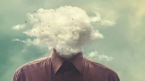 Un homme dont la tête a été remplacée par des nuages