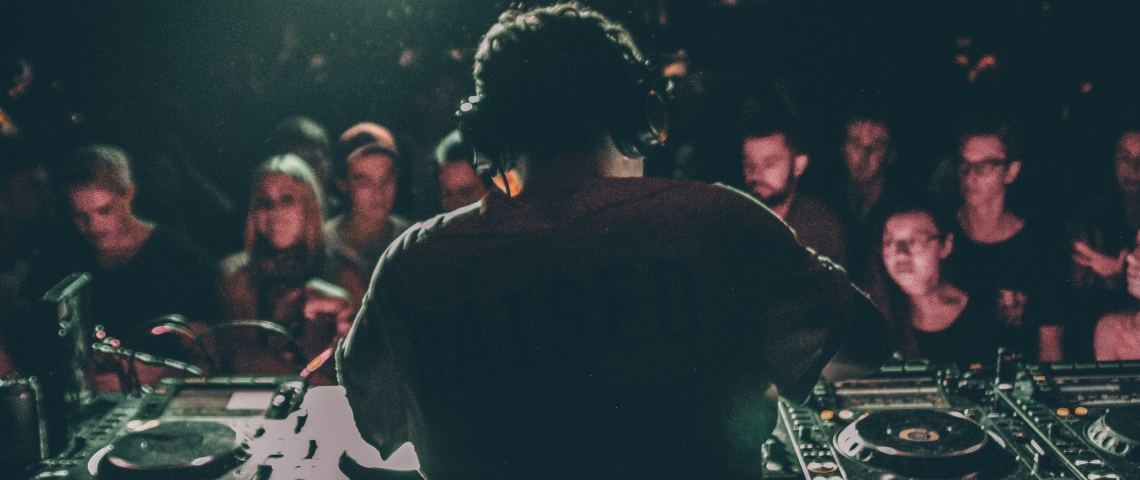 Partenariat entre Uber Pool et Boiler Room Une DJ sur scène de dos