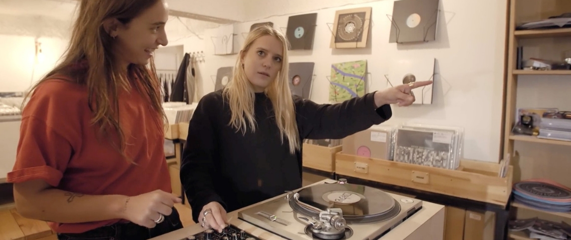 Vice crée une mini-série pour Uberpool Deux femmes avec une platine vinyl