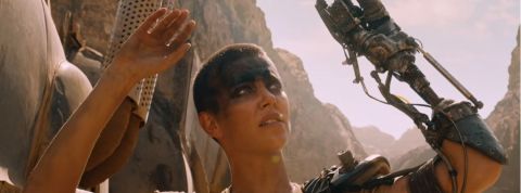 Il faut être une guerrière pour recevoir un bras bionique Une femme lève les bras en l'air.