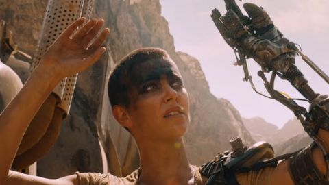 Une femme lève les bras en l'air.