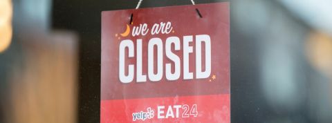 Un restaurant de burgers a dû mettre la clef sous la porte suite à une critique élogieuse Le signe - we are closed - sur la porte d'un restaurant