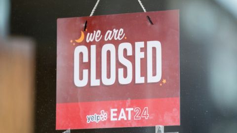 Le signe  - we are closed -  sur la porte d'un restaurant