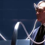 Professeur Xavier avec un casque sur la tête