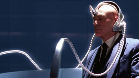 Professeur Xavier avec un casque sur la tête