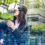 Une femme portant un casque de réalité virtuelle, entre ville et forêt