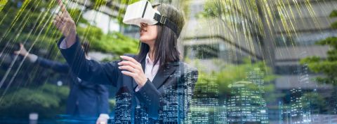 Comment les ENGIE People's Lab inscrivent l'entreprise dans la société Une femme portant un casque de réalité virtuelle, entre ville et forêt